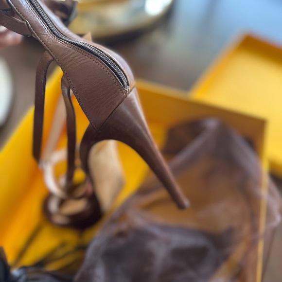 💯 Authentic Fendi brown leather heels!!! 🔥🔥🔥 - Picture 5 of 10